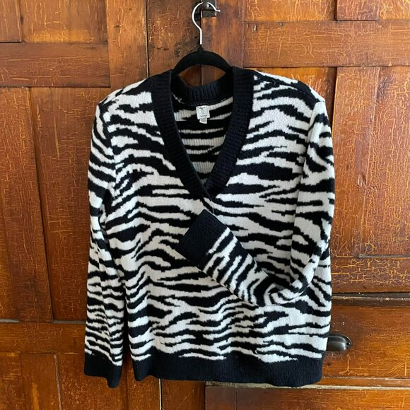 TRISTAN  Black and white Zebra print pullover V-neck SIZE LARGE.  Fuzzy - Picture 1 of 7